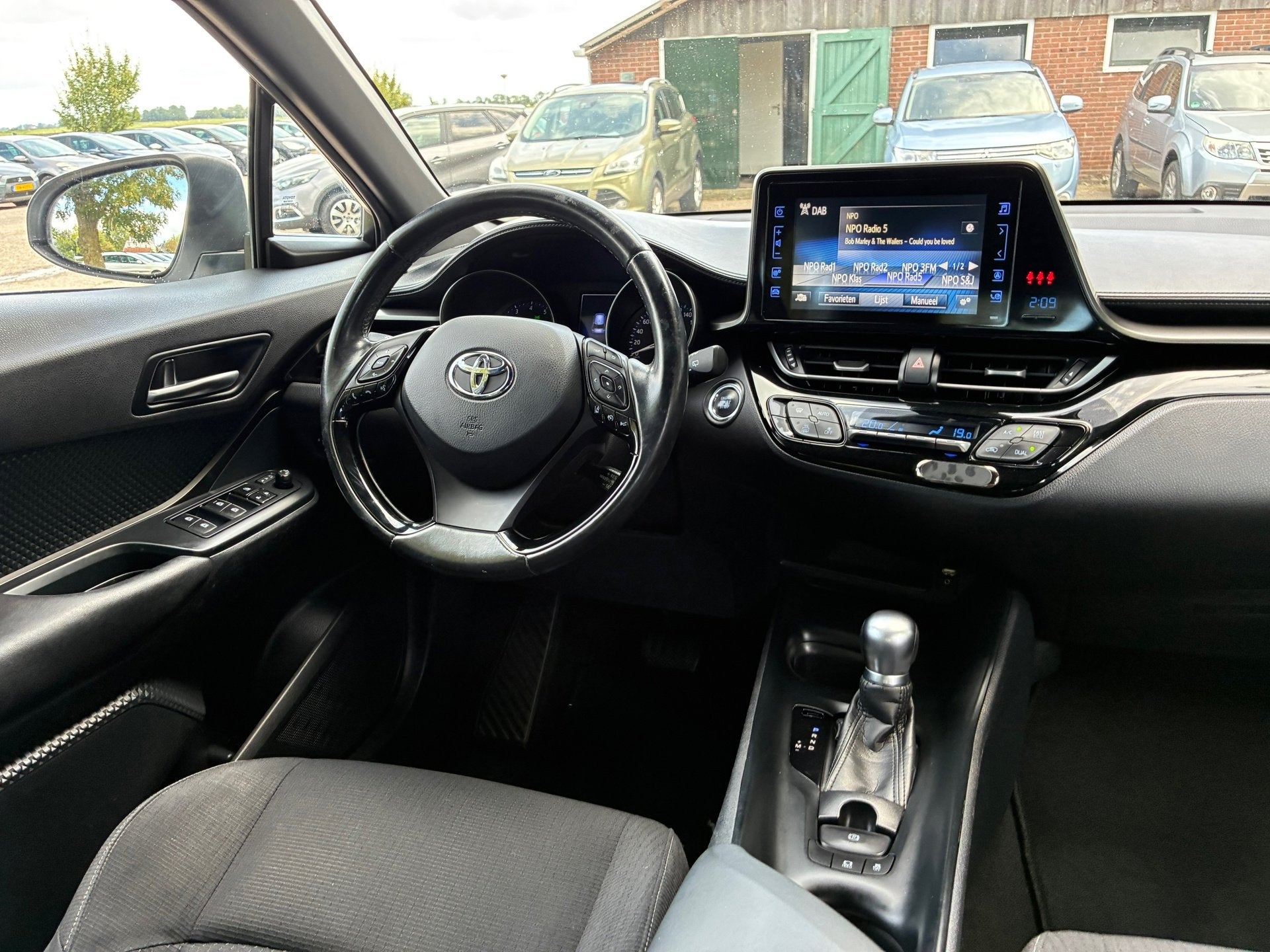Toyota C-HR 1.2 Dynamic | Navi + Camera + Clima + Cruise Nu, Auto's, Stof, Gebruikt, 4 cilinders, 116 pk