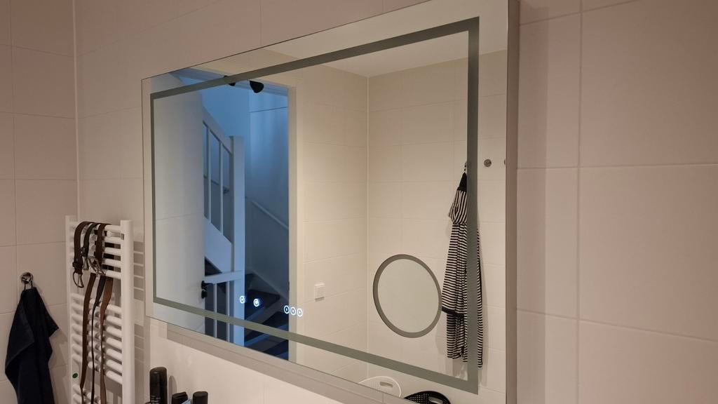 Grote badkamerspiegel met verwarming. Licht repareren, Huis en Inrichting, Badkamer | Badkamermeubels, Zo goed als nieuw, Overige typen