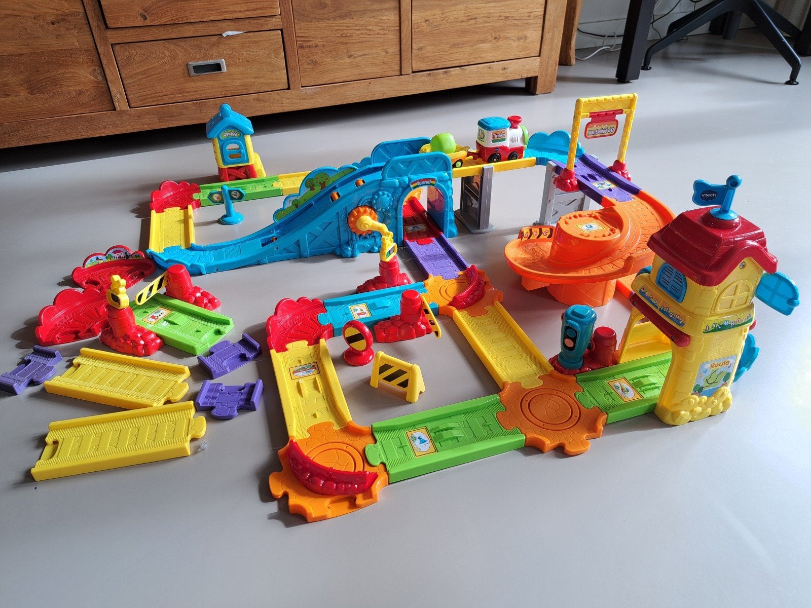 VTech Toet Toet Treinstation met extra rails en Tineke trein, Kinderen en Baby's, Ophalen, Gebruikt, Bouwen, Met geluid