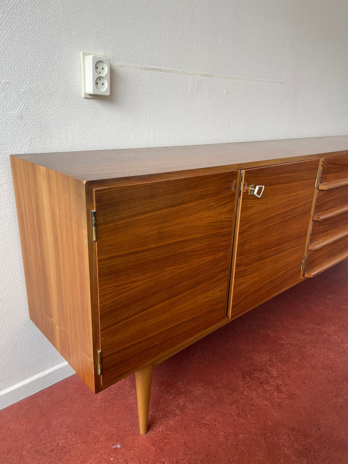 Vintage Dressoir Notenhout, Huis en Inrichting, Kasten | Dressoirs, Ophalen, Gebruikt, Met deur(en), 200 cm of meer