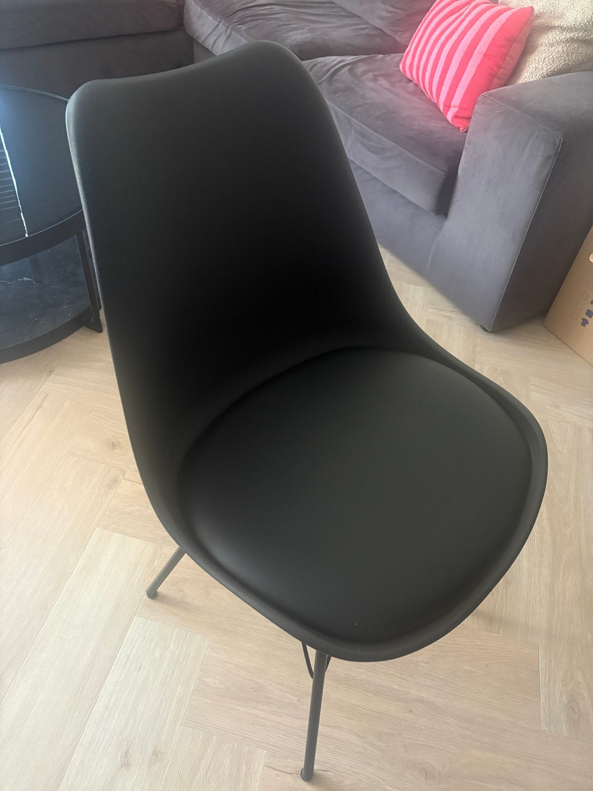 Zwarte eetkamerstoel met comfortabele zitting, Huis en Inrichting, Stoelen, Ophalen, Kunststof, Zwart, Zo goed als nieuw