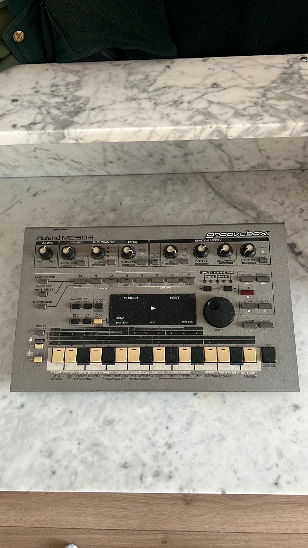 Roland MC 303 Groovebox, Muziek en Instrumenten, Drumcomputers, Ophalen, Zo goed als nieuw, Roland