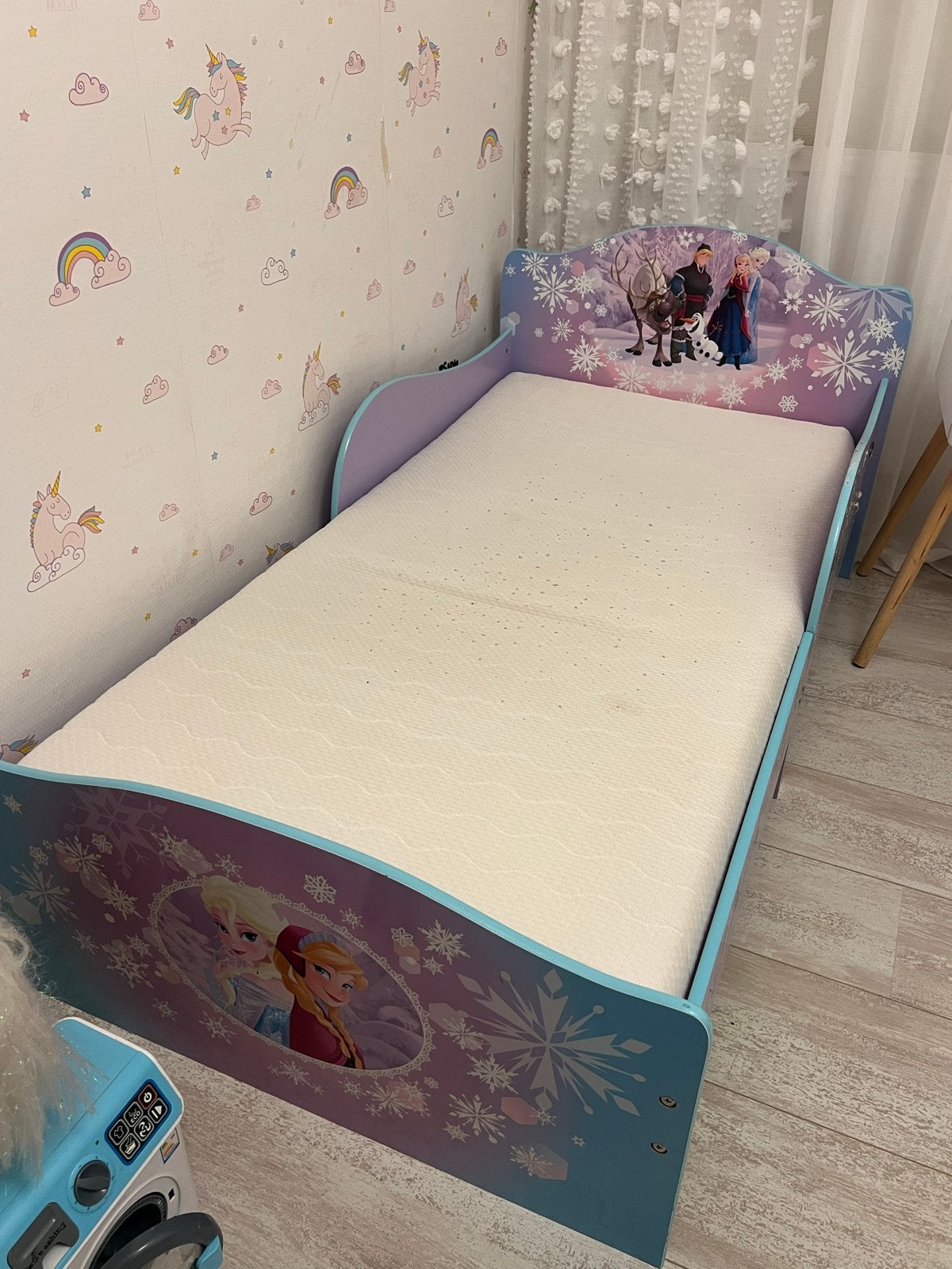 Frozen kinderbed 140cm x 80cm met matras, Ophalen, Gebruikt, 70 tot 85 cm, Matras