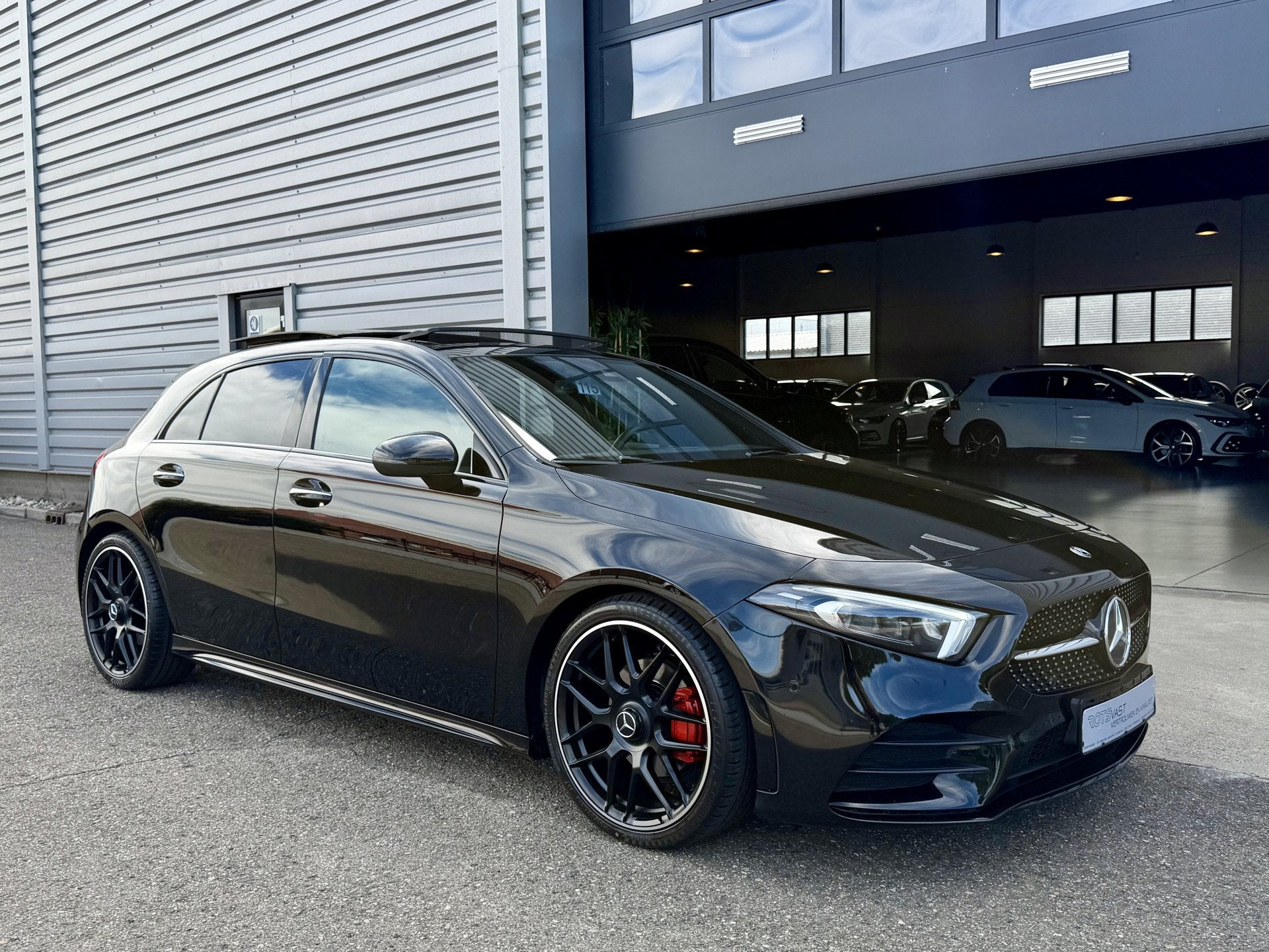 Mercedes-Benz A-Klasse A200 AMG Pano|Camera|Memory|Sfeer|Nig, Gebruikt, 4 cilinders, Met garantie (alle), Zwart