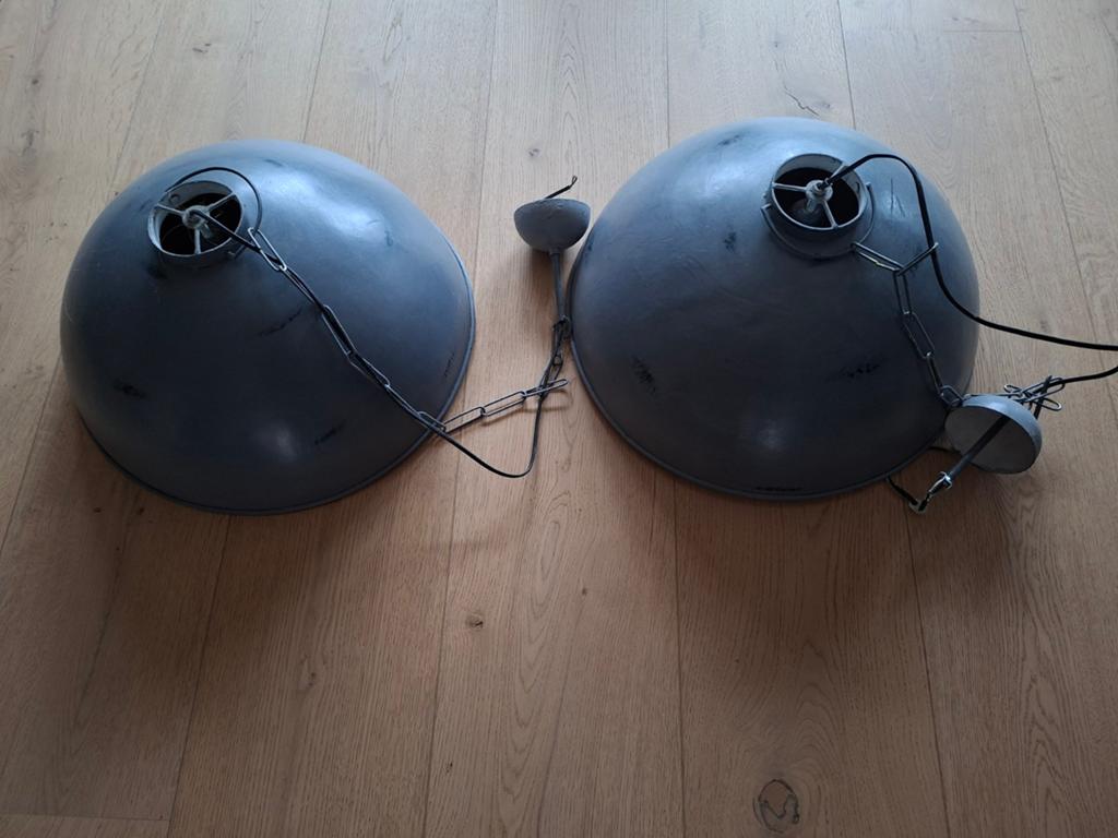 2 grijze hanglampen - zo goed als nieuw, Ophalen of Verzenden, Zo goed als nieuw, Metaal, Modern