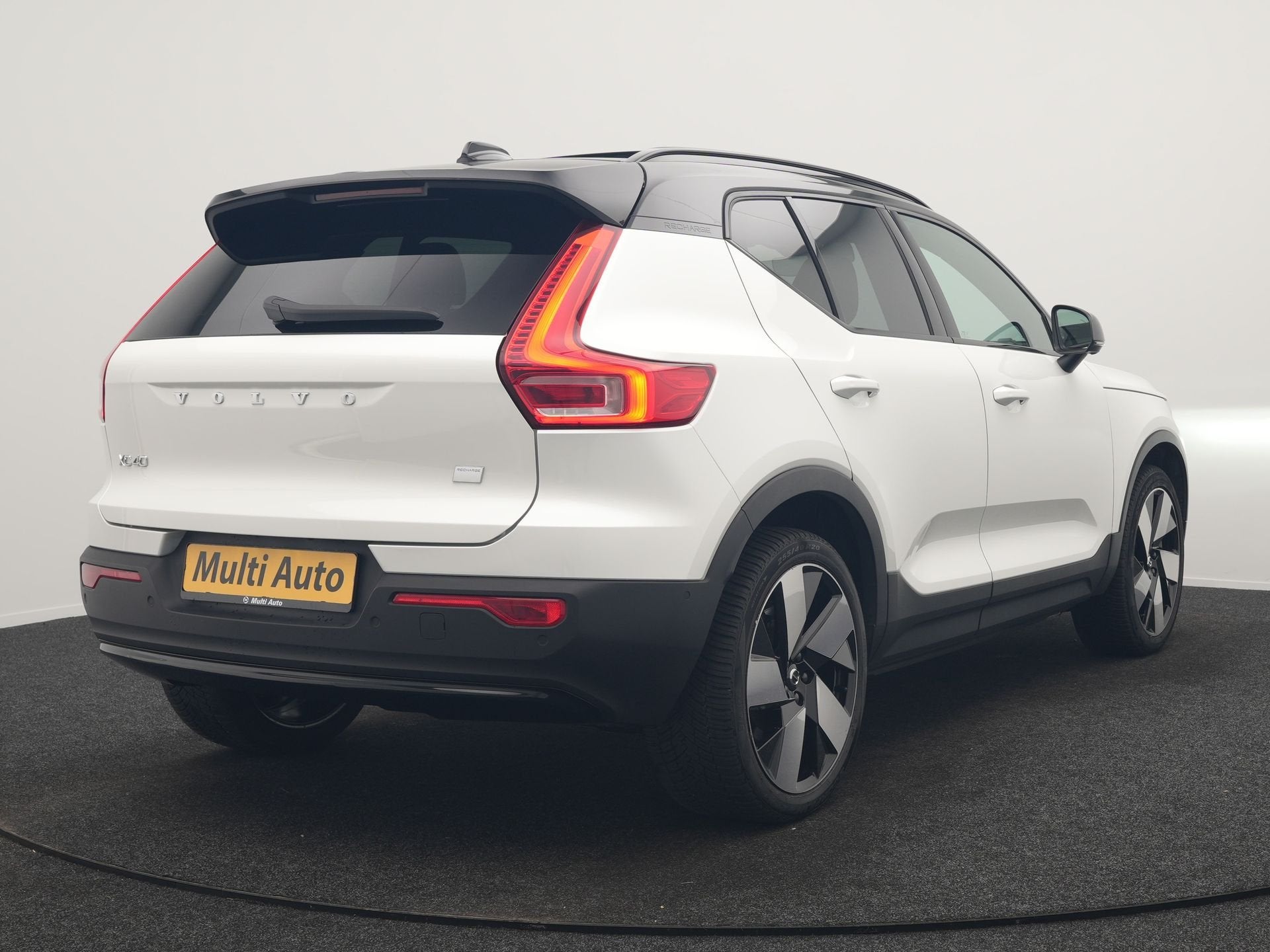 Volvo XC40 Recharge Ultimate 69 kWh 231pk Dealer O.H. | Trek, Auto's, Dealer onderhouden, Gebruikt, Zwart, Wit