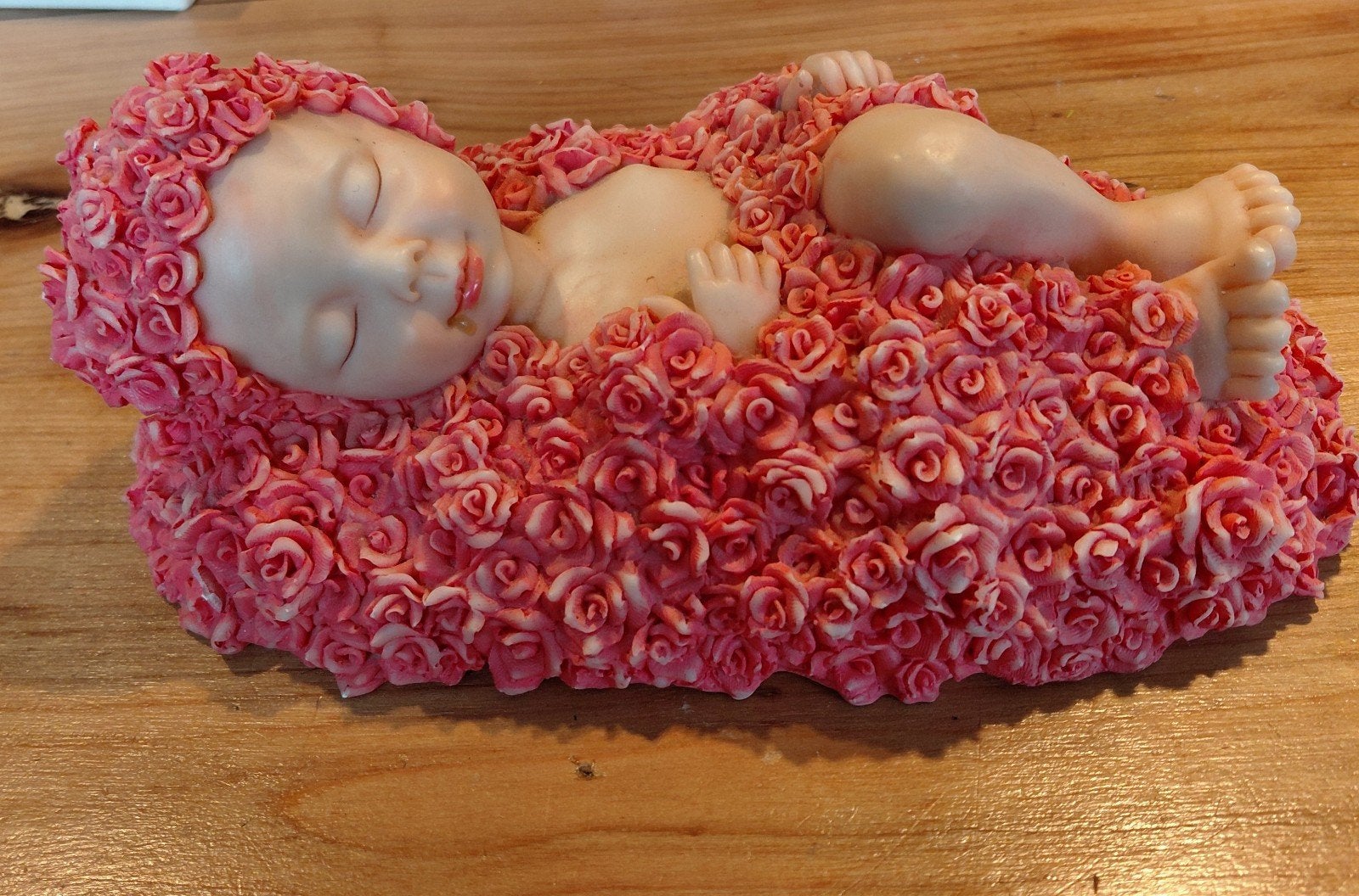 Prachtig beeldje van resin (soort hars) baby in roosjes, Ophalen of Verzenden, Zo goed als nieuw, Dier