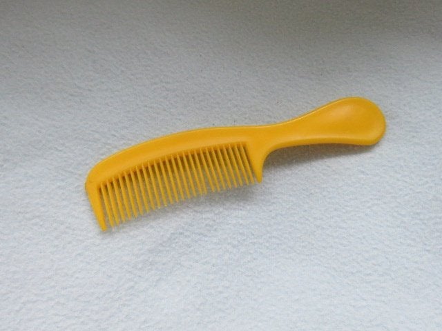 1 EURO OF GRATIS Gele kam 16 cm, Ophalen, Zo goed als nieuw, Kam of Borstel