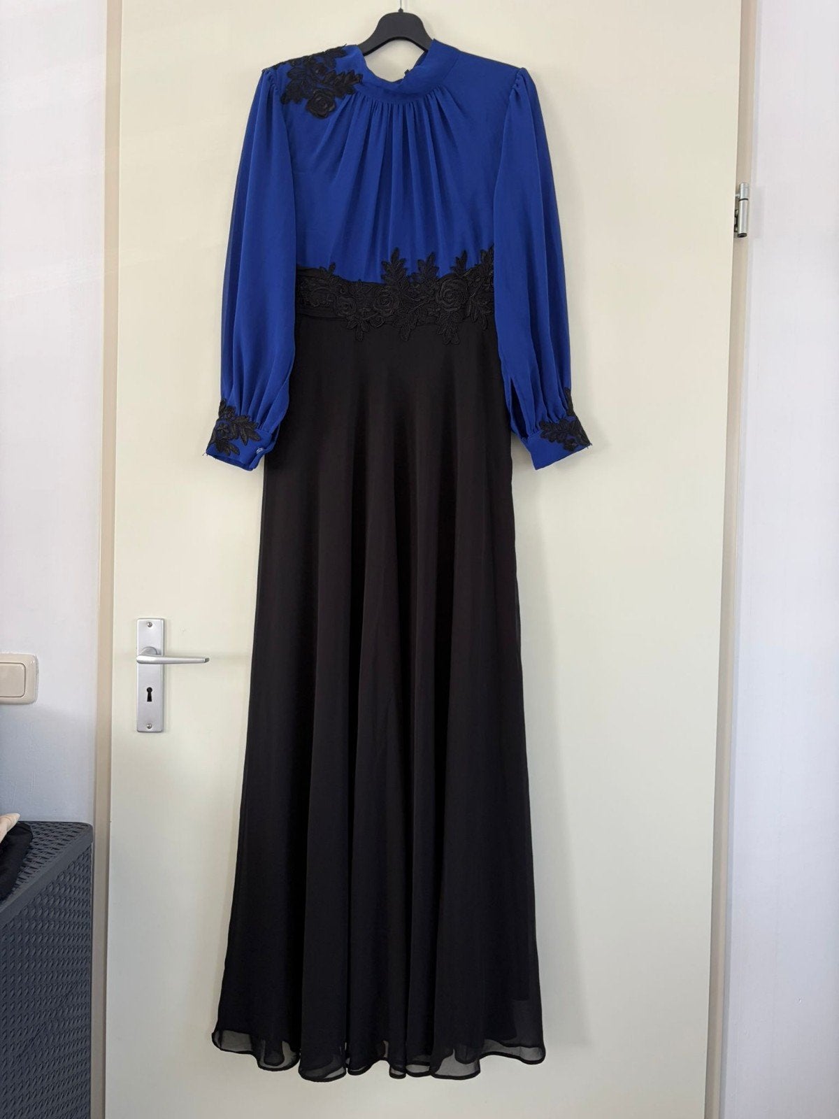 Elegante gevoerde avondjurk met kant - Blauw/Zwart, Kleding | Dames, Jurken, Maat 38/40 (M), Blauw, Ophalen of Verzenden, Zo goed als nieuw