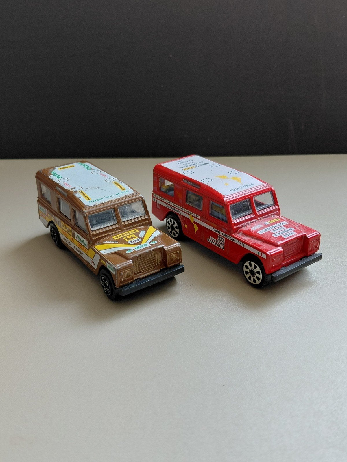 Bburago Land Rover Defender Rood - Diecast - 1:43 - Gebruikt, Ophalen of Verzenden, Gebruikt