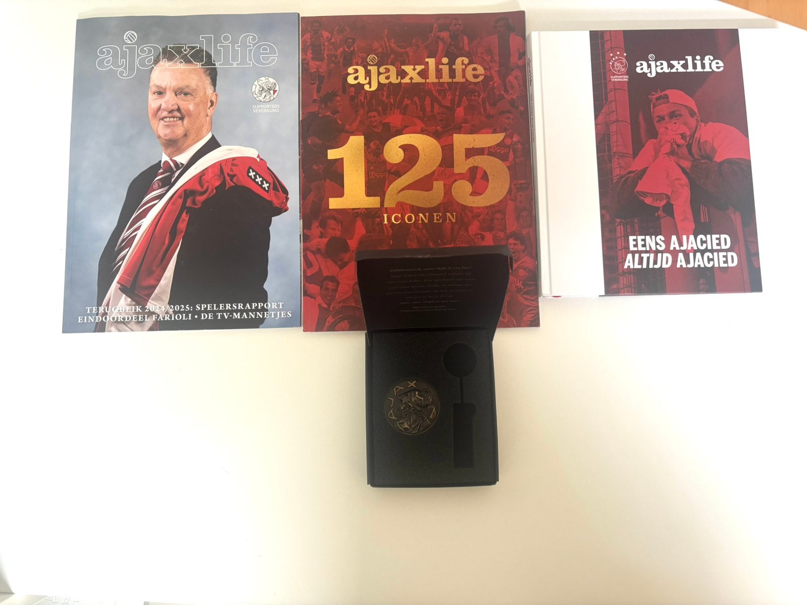 Ajax 125 Jaar Jubileumpakket – Magneet + 3 AjaxLife Boeken, Ophalen of Verzenden, Zo goed als nieuw, Ajax, Boek of Tijdschrift