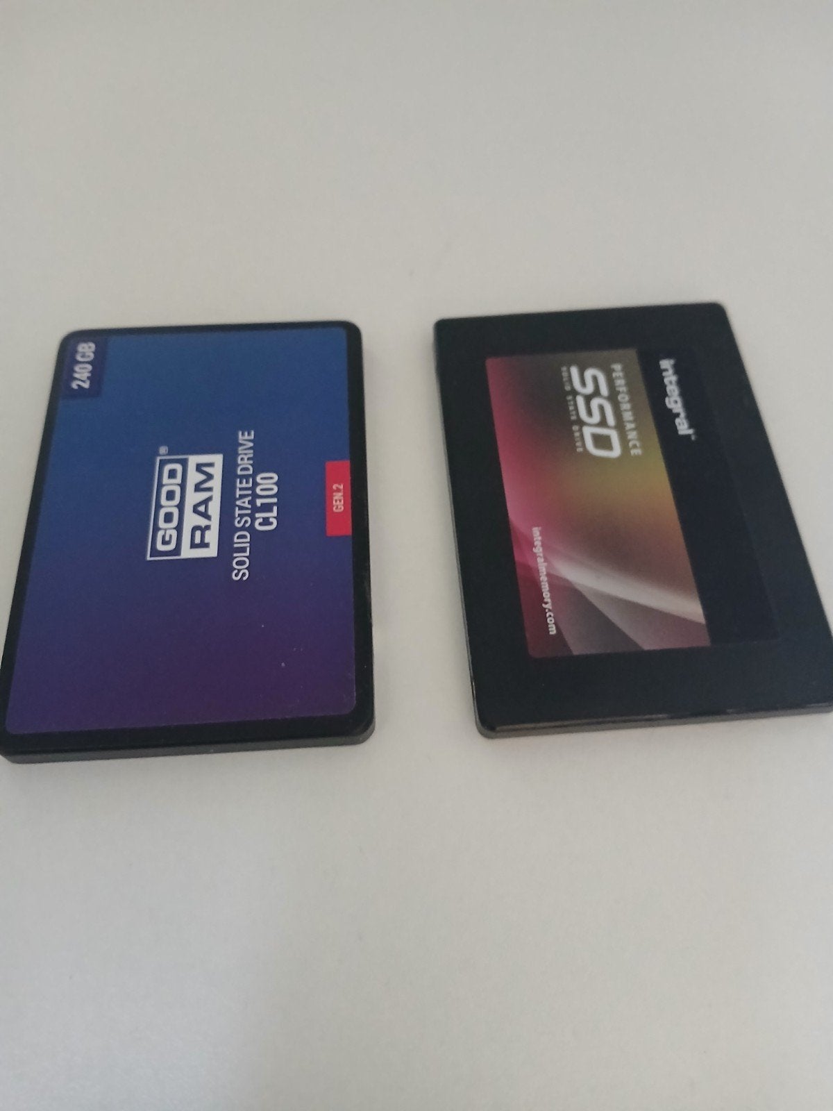 2x SSD 240GB - alleen in 1 koop 30 euro, Computers en Software, Intern, 240 GB, Server, Ophalen of Verzenden