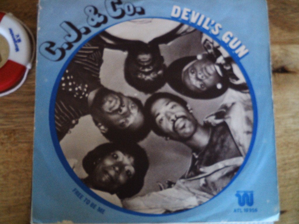 C.J. & Co - Devil's Gun / Free To Be Me (7 inch vinyl) 12a, 7 inch, Ophalen of Verzenden, Zo goed als nieuw, Fotohoes