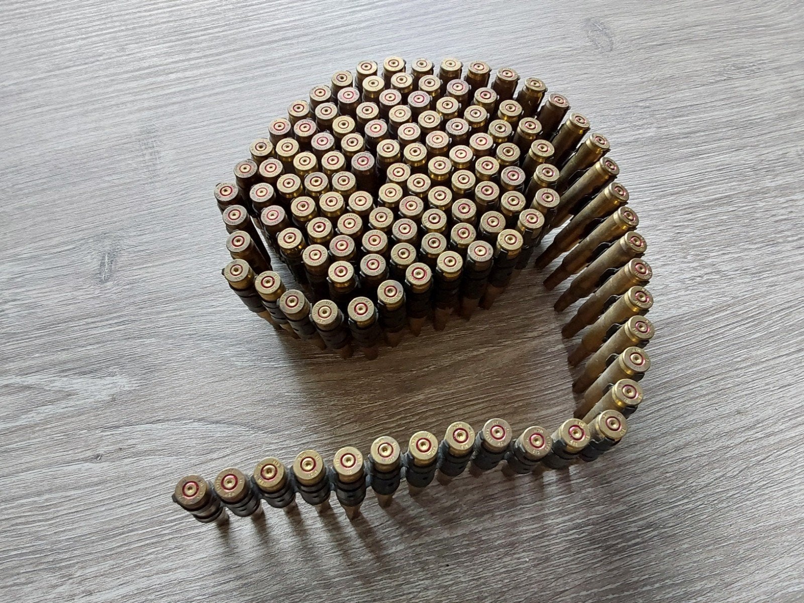 Munitieband met hulzen/ kogels 5.56x45mm (decoratief), Ophalen of Verzenden, Landmacht, Overige gebieden, Hulzen of Bodemvondsten