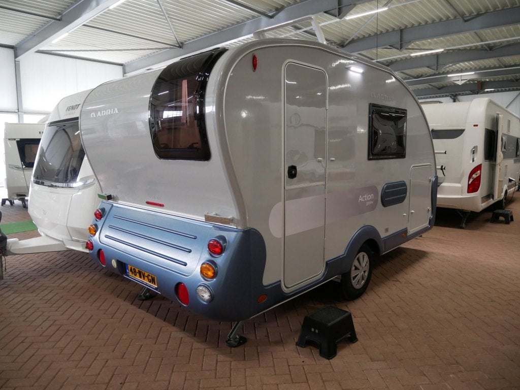 Adria Action 391 PH ISABELLA VOORTENT, Caravans en Kamperen, Caravans, Standaardzit, Tot en met 2, Bedrijf, Adria