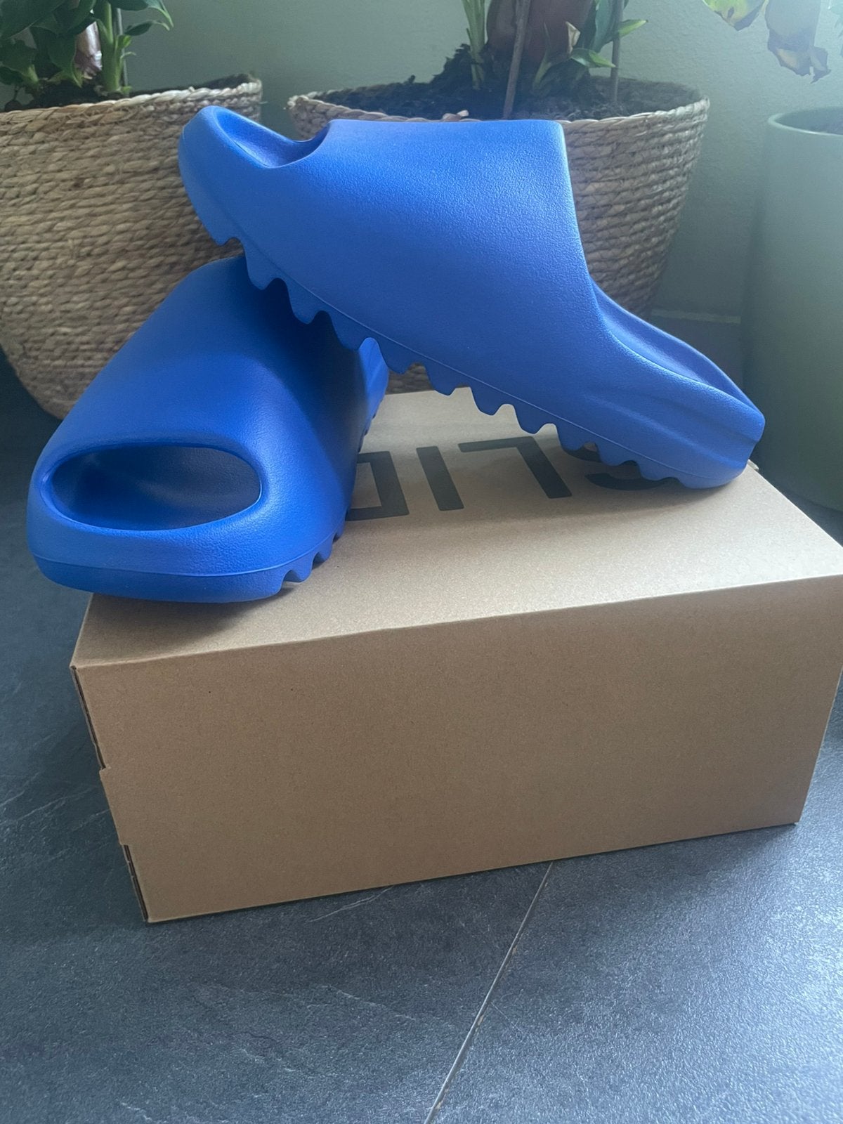Yeezy Slide Azure! Nieuw! Maat 44,5! OG!, Kleding | Heren, Schoenen, Ophalen of Verzenden, Nieuw, Slippers