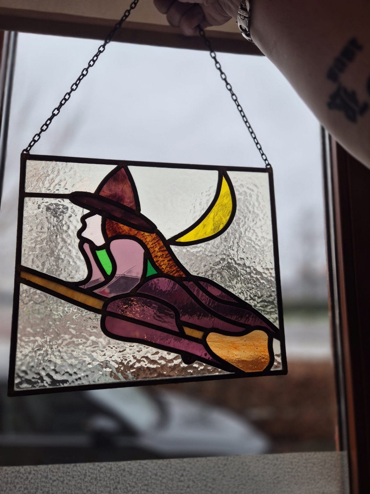 Heks op bezem glas in lood raamhanger, Ophalen of Verzenden