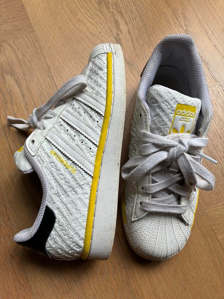 Adidas Superstar sneakers wit/geel - Maat 36, Ophalen of Verzenden, Gebruikt, Jongen of Meisje, Sportschoenen