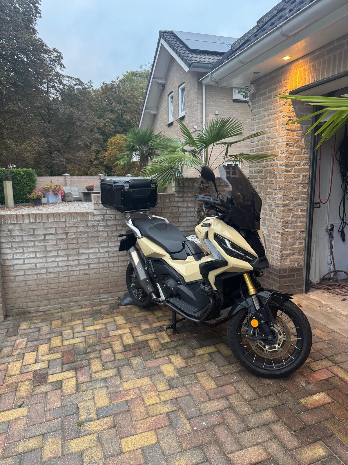 Honda XADV 750 uit 2022/Harvest Beige/full Akrapovix / GIVI, Particulier, Scooter, 750 cc