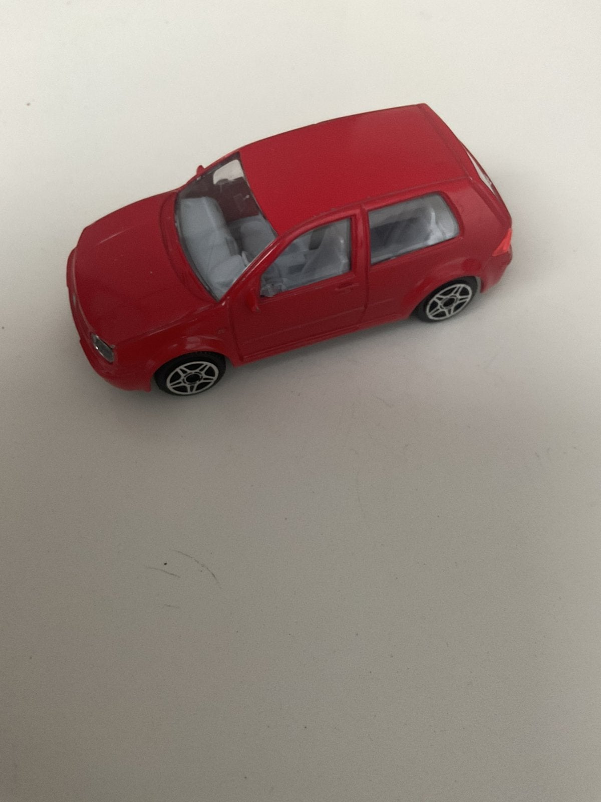 Volkswagen Golf 4 van Burago 1:43 Vw Golf, Hobby en Vrije tijd, Modelauto's | 1:43, Ophalen, Zo goed als nieuw, Auto, Overige merken