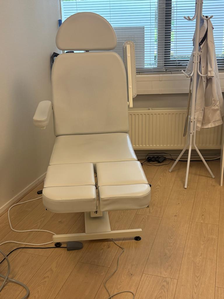 Pedicure behandelstoel elektrisch Girovi, Ophalen, Gebruikt