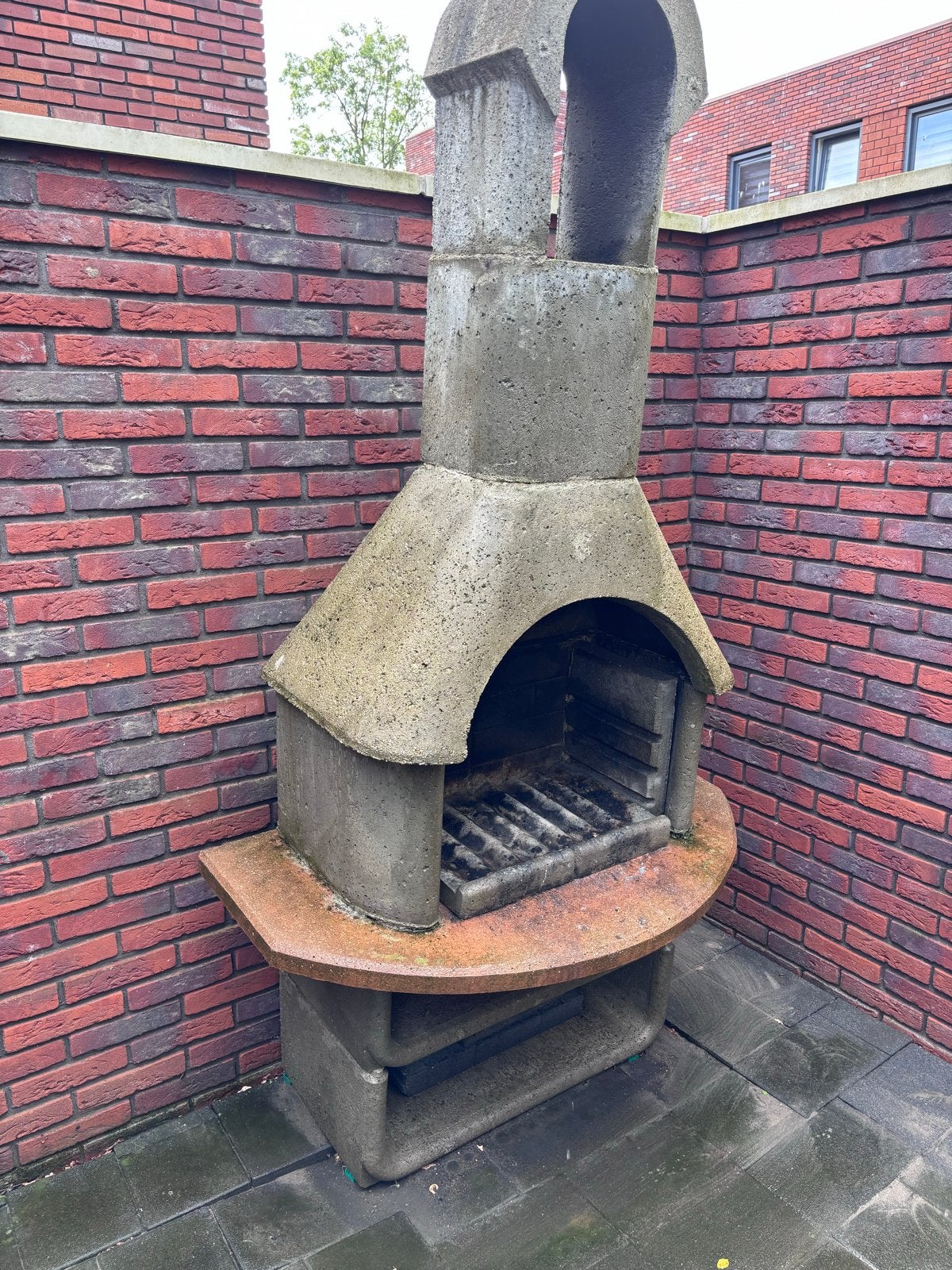 Betonnen buitenhaard met schoorsteen en BBQ-rooster, Ophalen, Gebruikt, Vuurkorf