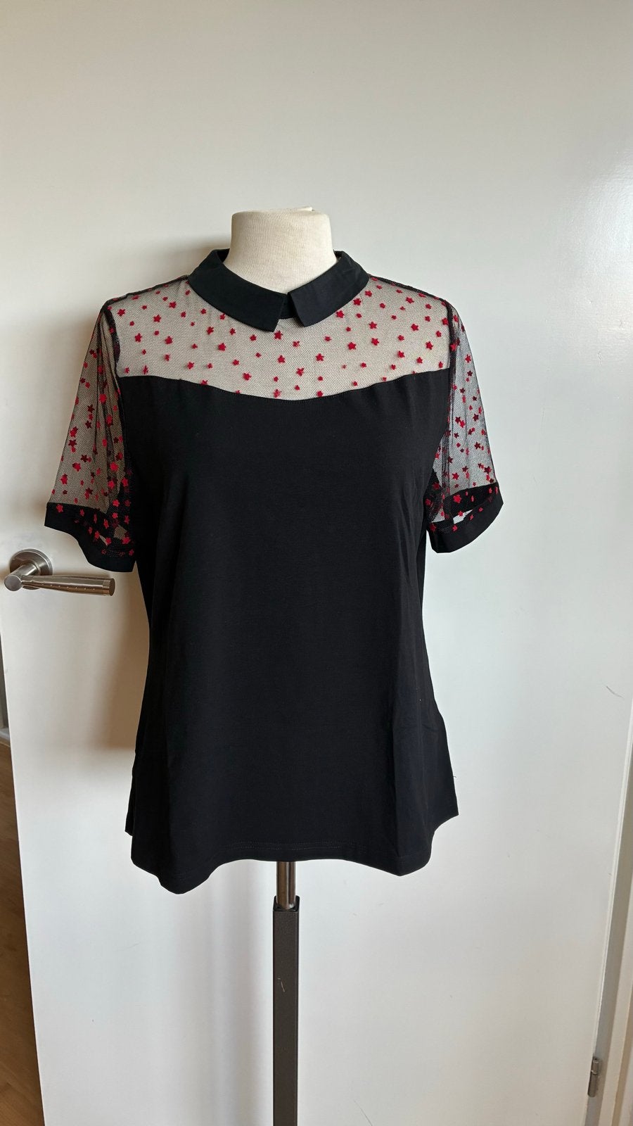 Nwe AAIKO Zwarte top met rode sterren en korte mouwen, mt L, Zwart, Maat 42/44 (L), Nieuw, Ophalen of Verzenden