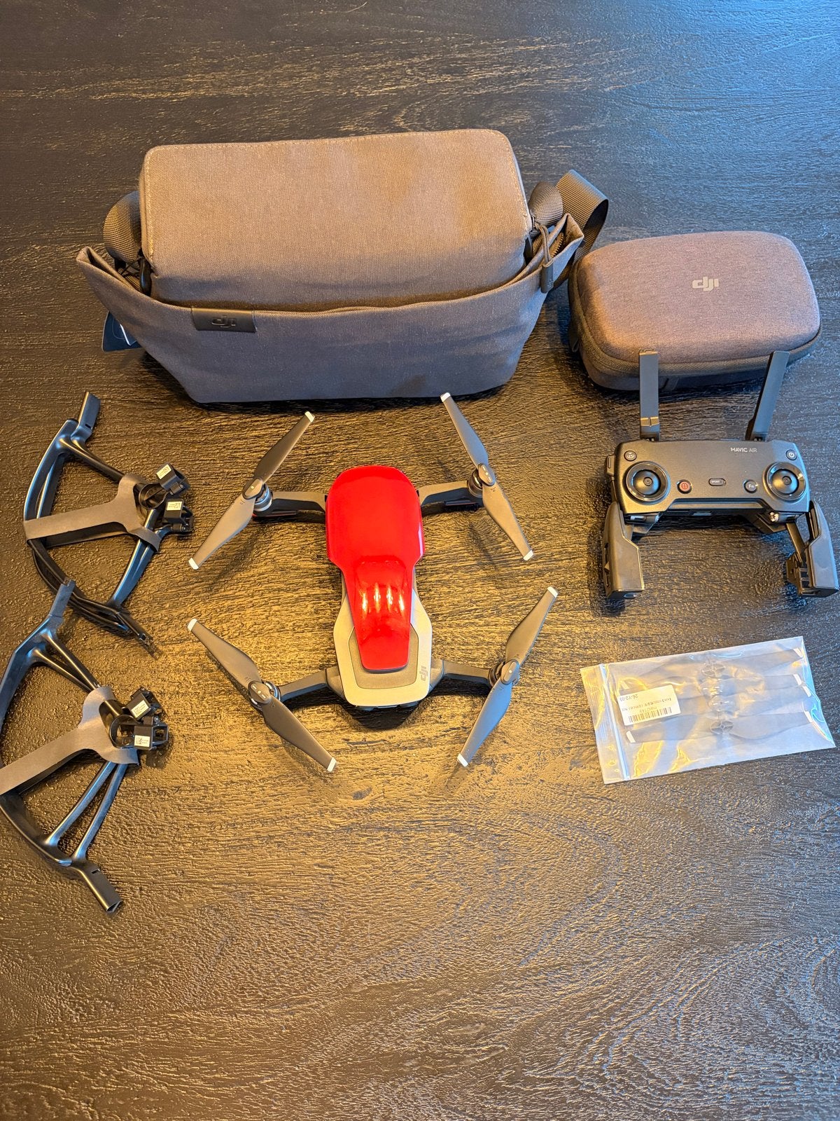 DJI Mavic Air Fly More Combo (Rood) met 1 accu, Cameradrone, 15 tot 30 minuten, Zo goed als nieuw, DJI