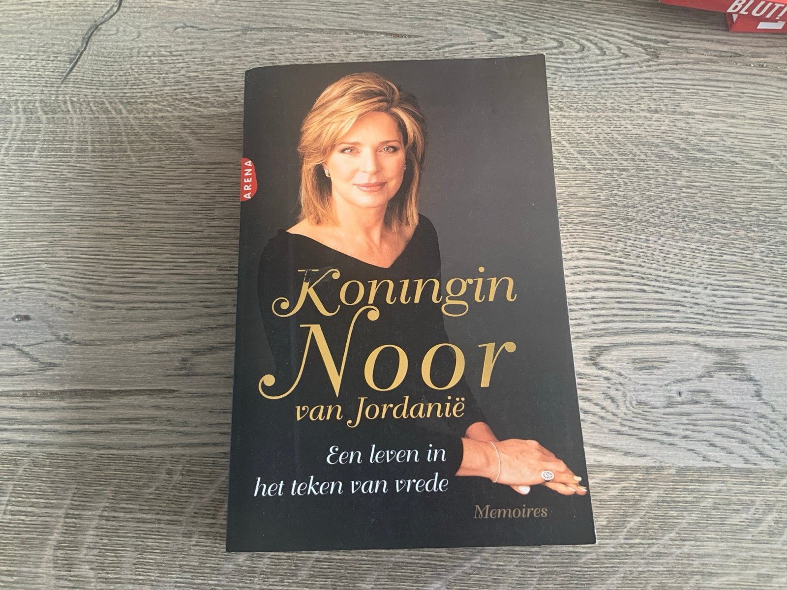 Koningin Noor van Jordanië - Een leven in het teken van vred, Boeken, Ophalen of Verzenden, Gelezen, Politiek