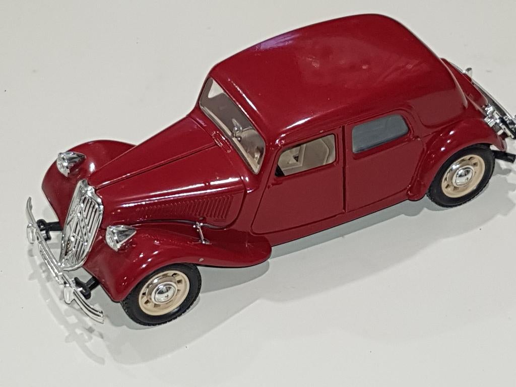 Citroen (Traction avant) schaalmodel 1:24, Hobby en Vrije tijd, Modelauto's | 1:24, Ophalen, Nieuw, Auto, Bburago