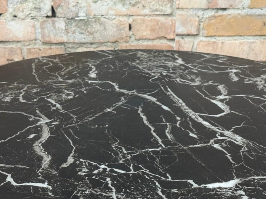 POLSPOTTEN Marble Look Disc Table – Zwart | PP, Ophalen, Overige materialen, 50 tot 100 cm, Design