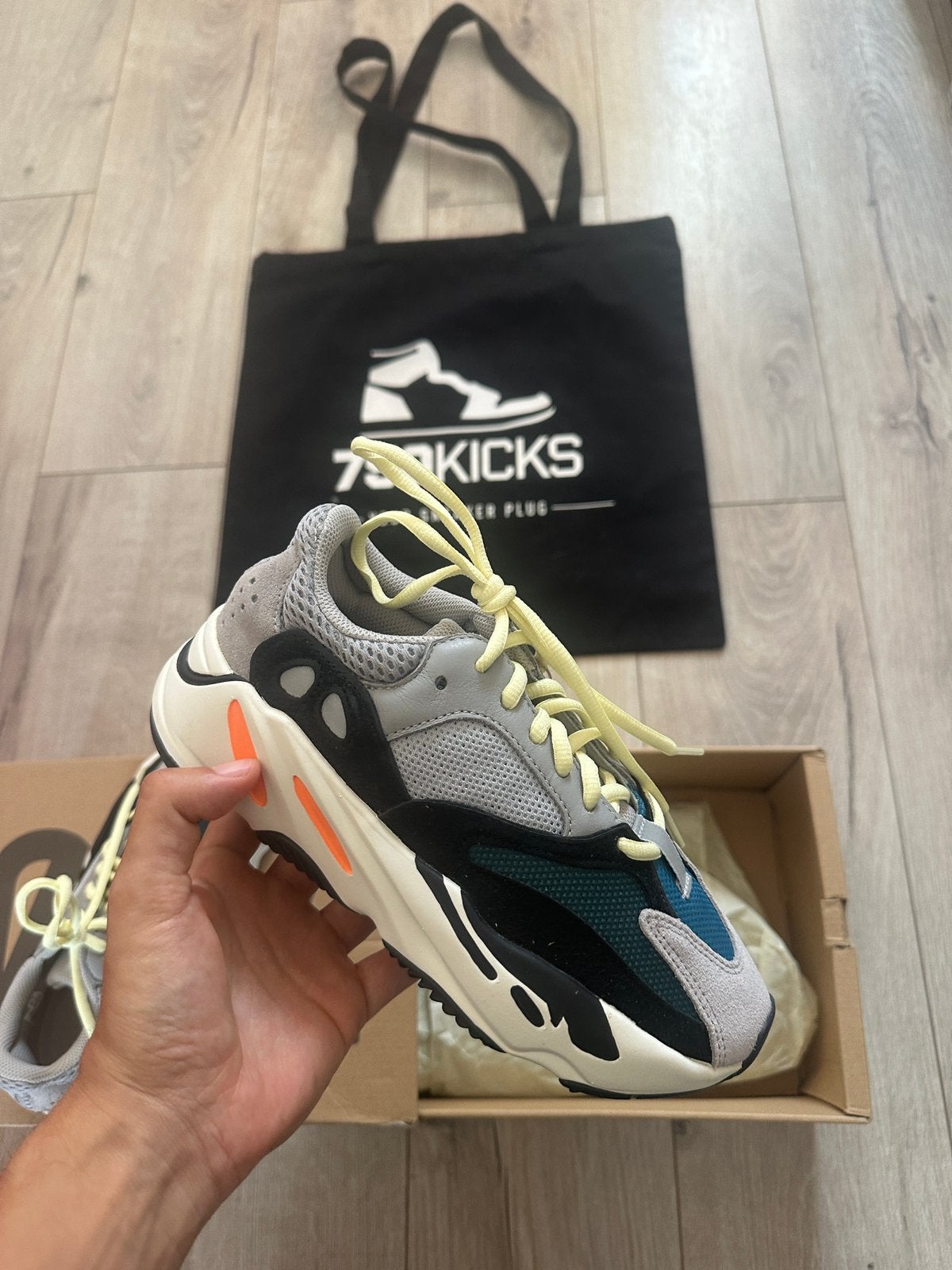 Yeezy Boost 700 Wave Runner Solid Grey Maat EU36 2/3 2.3, Kleding | Dames, Overige kleuren, Adidas Yeezy, Nieuw, Ophalen of Verzenden