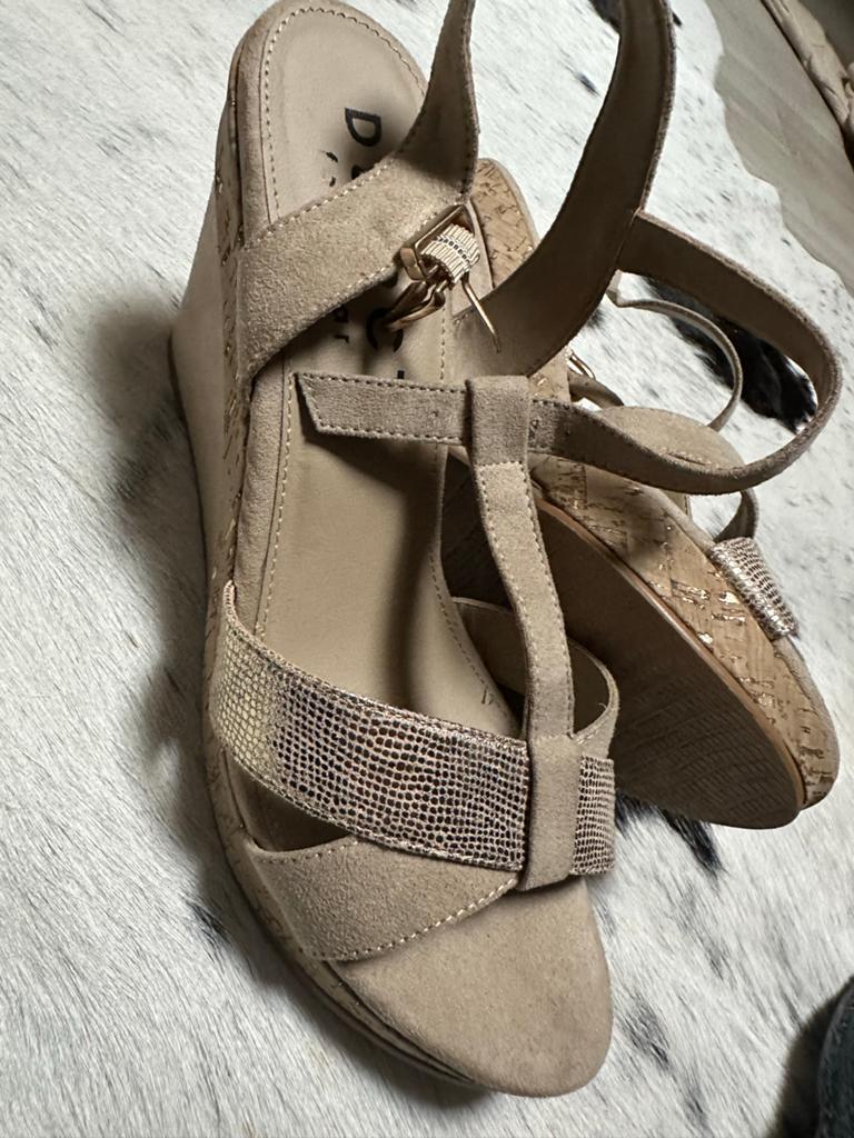 Nieuwe Dstrct sandalen met sleehak - Maat 40, Ophalen of Verzenden, Nieuw, Beige, Sandalen of Muiltjes