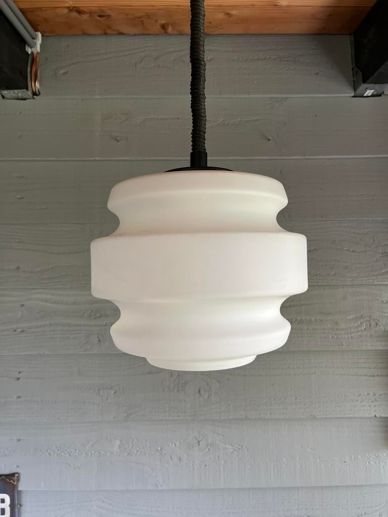 Vintage mid century opaal glazen pendel hanglamp, Gebruikt, Vintage mid century opaal glazen pendel hanglamp jaren 60 retro, Ophalen of Verzenden