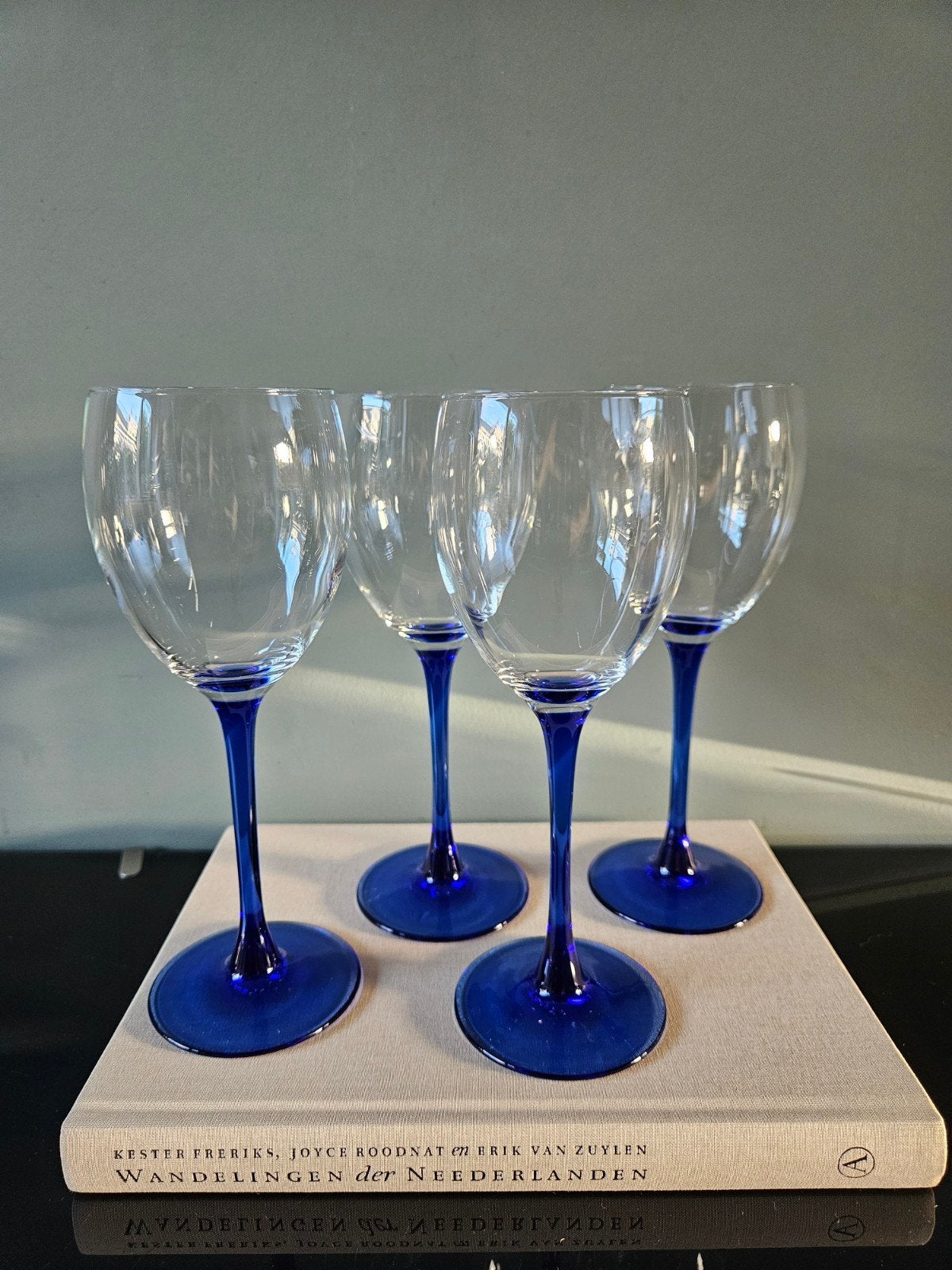 Luminarc France wijn glazen - set van 4 met blauwe voet, Ophalen of Verzenden, Zo goed als nieuw, Overige typen