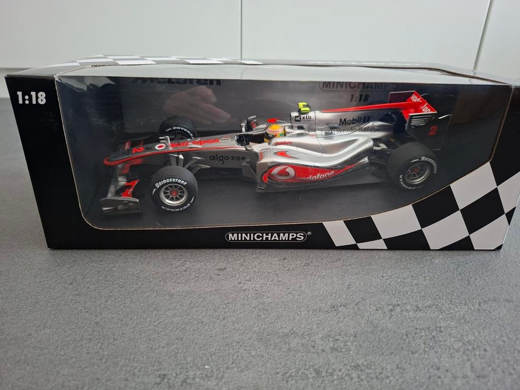 Lewis Hamilton McLaren MP4-25 2010 Minichamps 1:18, Ophalen of Verzenden, Zo goed als nieuw, Auto, MiniChamps