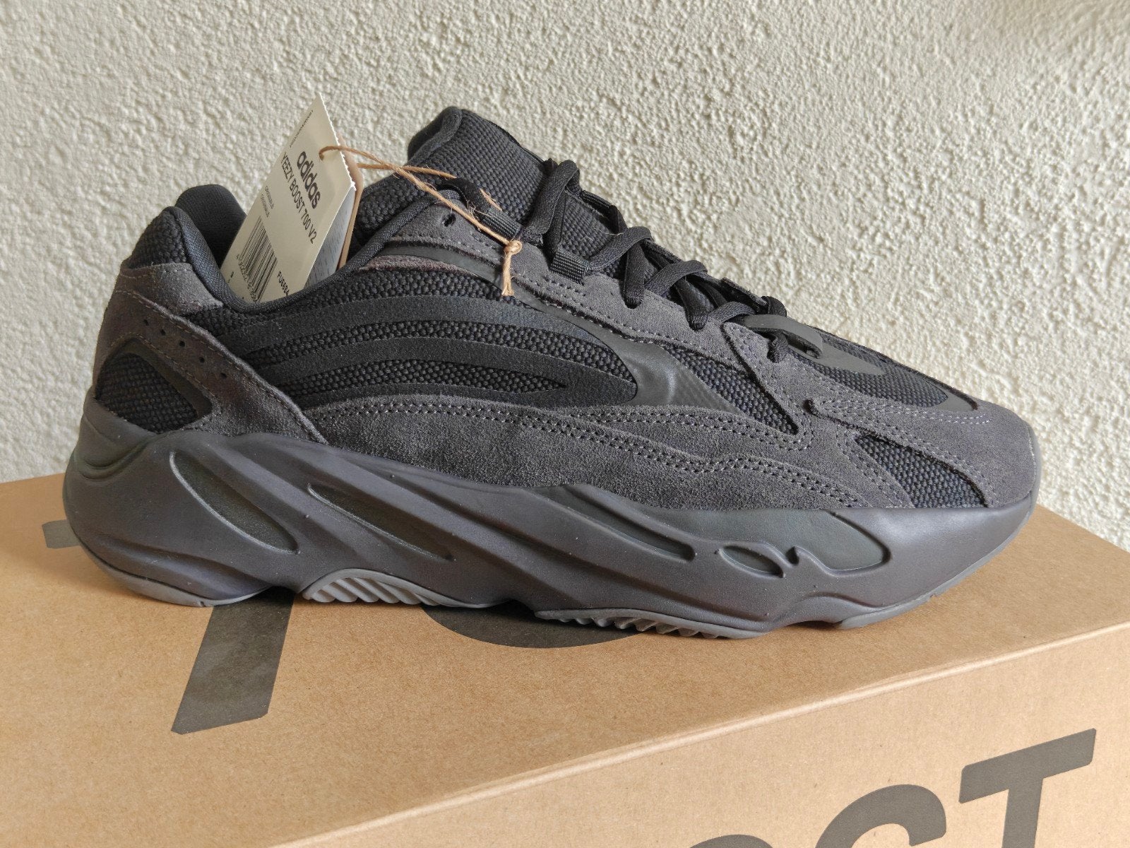 Nieuw: Yeezy Boost 700 V2 'Vanta' - Maat 43 1/3, Ophalen of Verzenden, Nieuw, Zwart