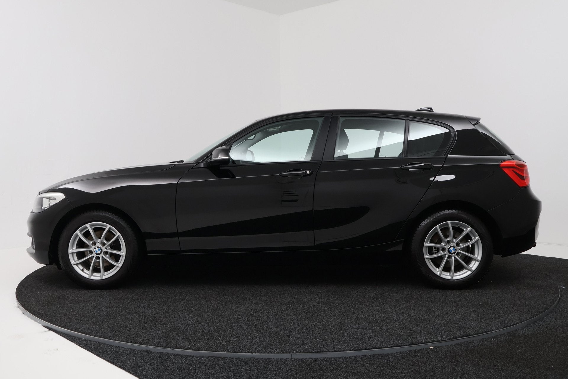BMW 1-serie 116i Sport (MULTIMEDIA, LM VELGEN, STUURBEDIENIN, Auto's, BMW, 1-Serie, Zwart, Start-stop-systeem, 3 cilinders