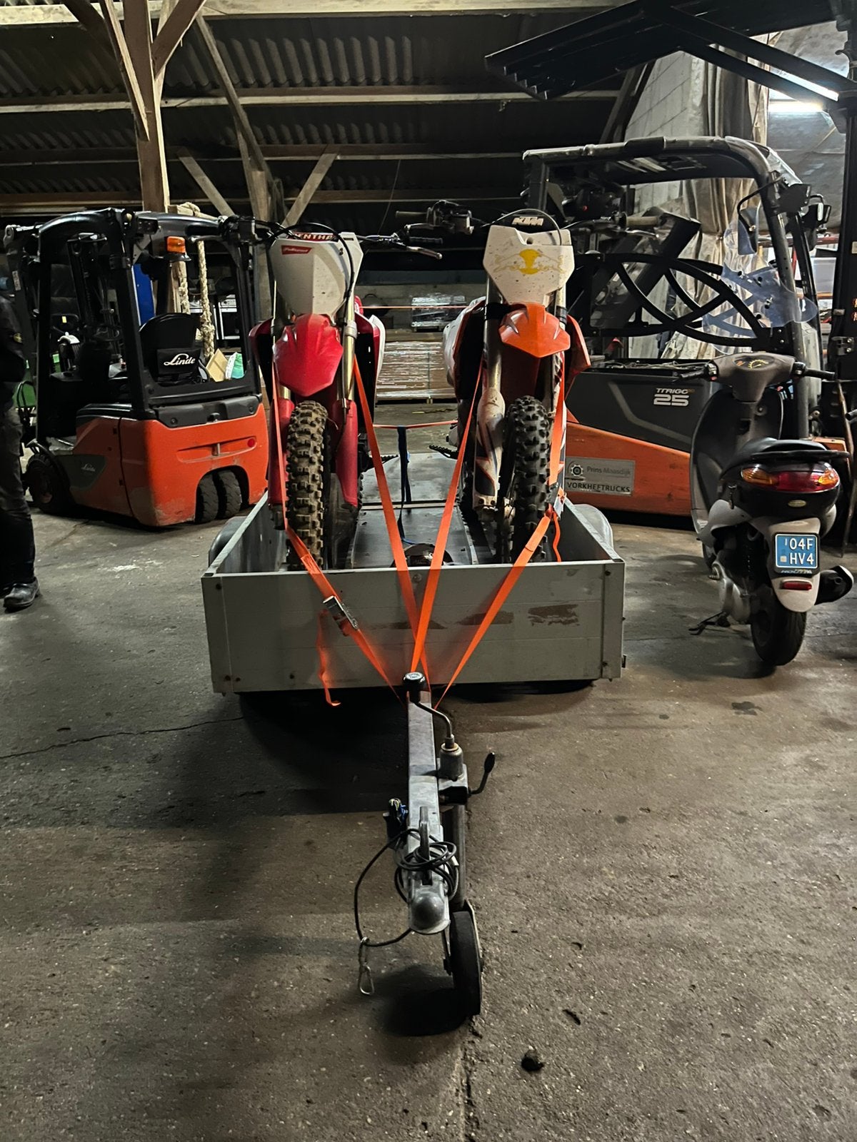 Crossmotor trailer, Motoren, Ophalen