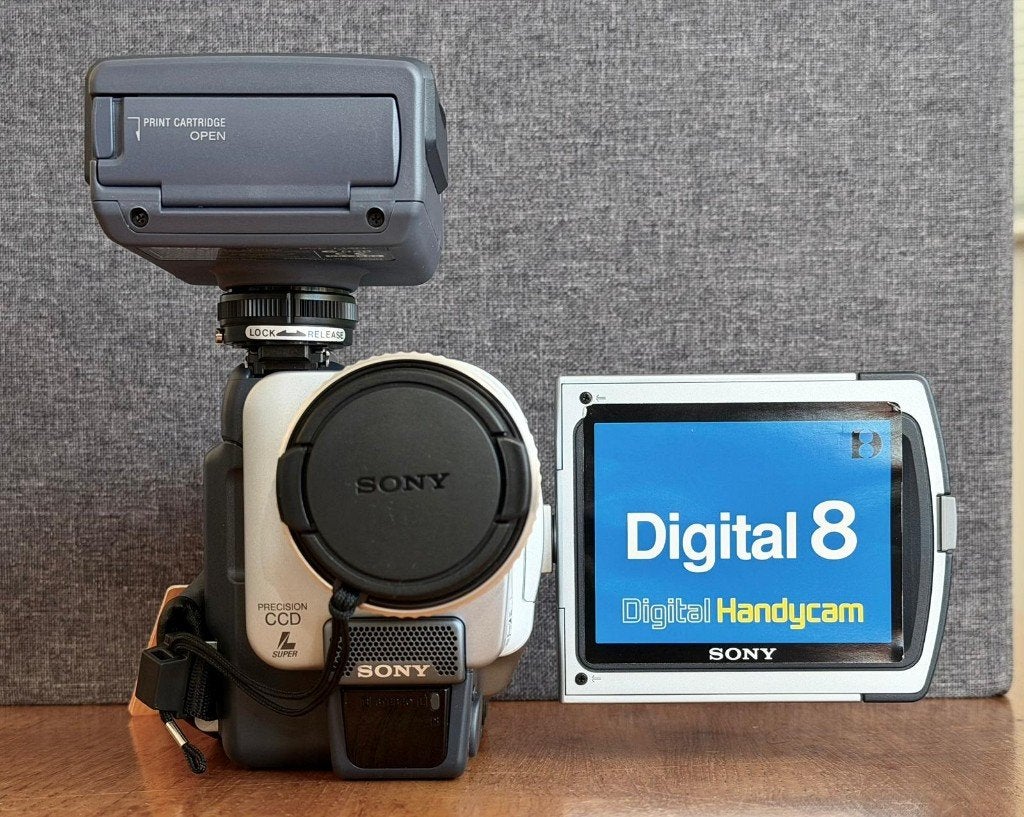 Foto 2 van SONY DCR-TRV830E + PVP-MSH PRINTER, GLOEDNIEUW EN ZELDZAAM!