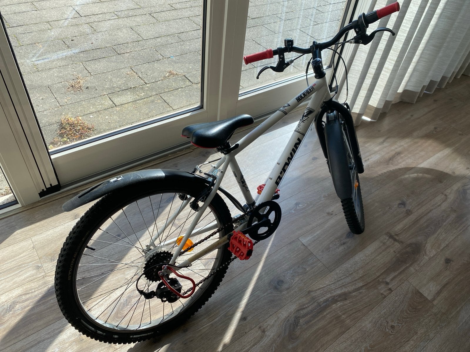 B'TWIN Rockrider 300 kinderfiets - Wit/Zwart, Ophalen of Verzenden, Gebruikt, Velgrem, 20 inch of meer