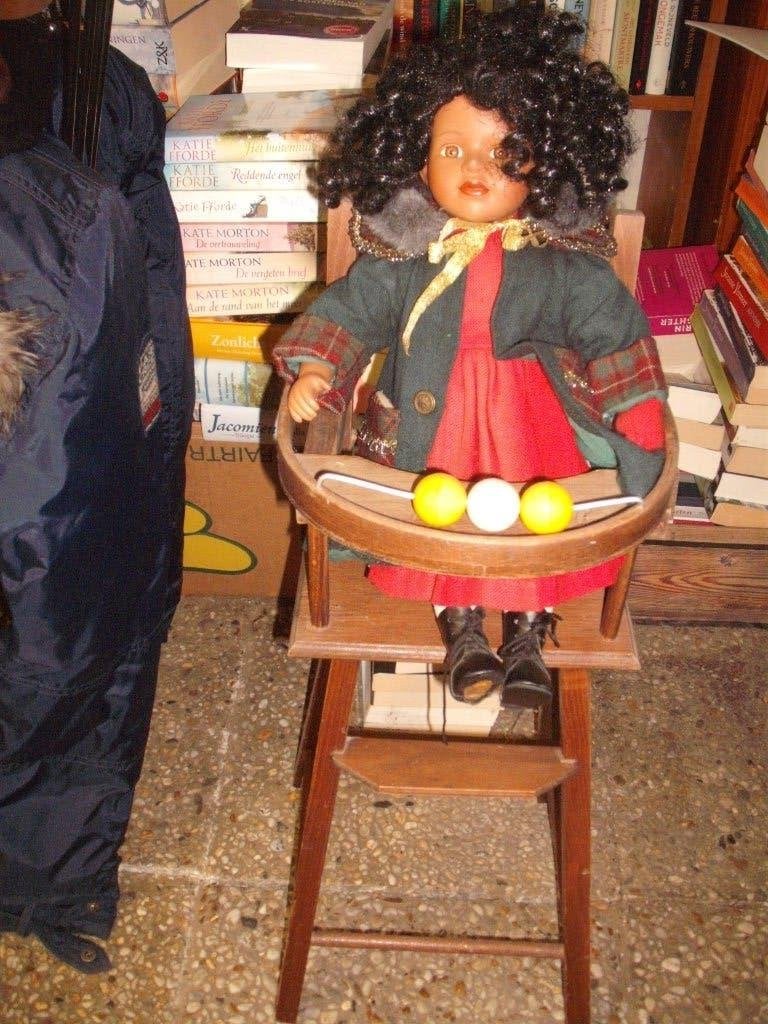 Vintage bruine pop zwart krulhaar winterkleding poppenstoel, Verzamelen, Poppen, Ophalen, Zo goed als nieuw, Pop