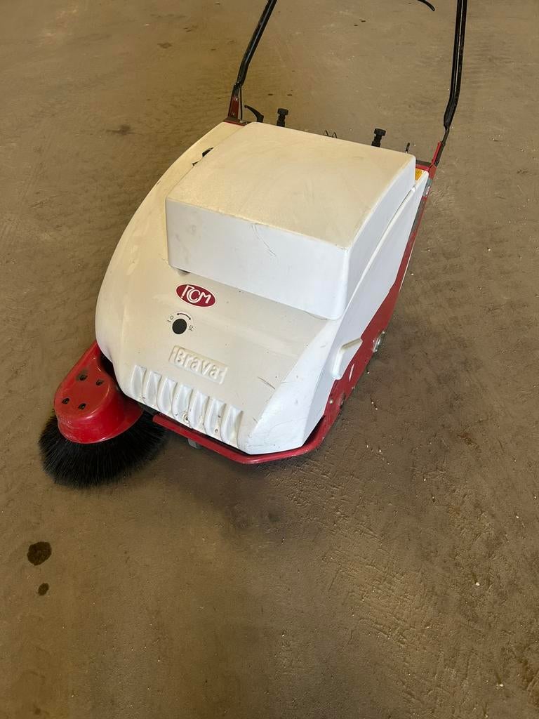 Brava veegmachine, Tuin en Terras, Veegmachines, Ophalen, Zo goed als nieuw