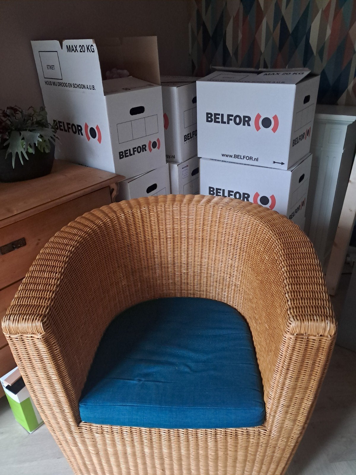 Rotan stoel met blauw kussen, Ophalen, Gebruikt, Bruin, Eén