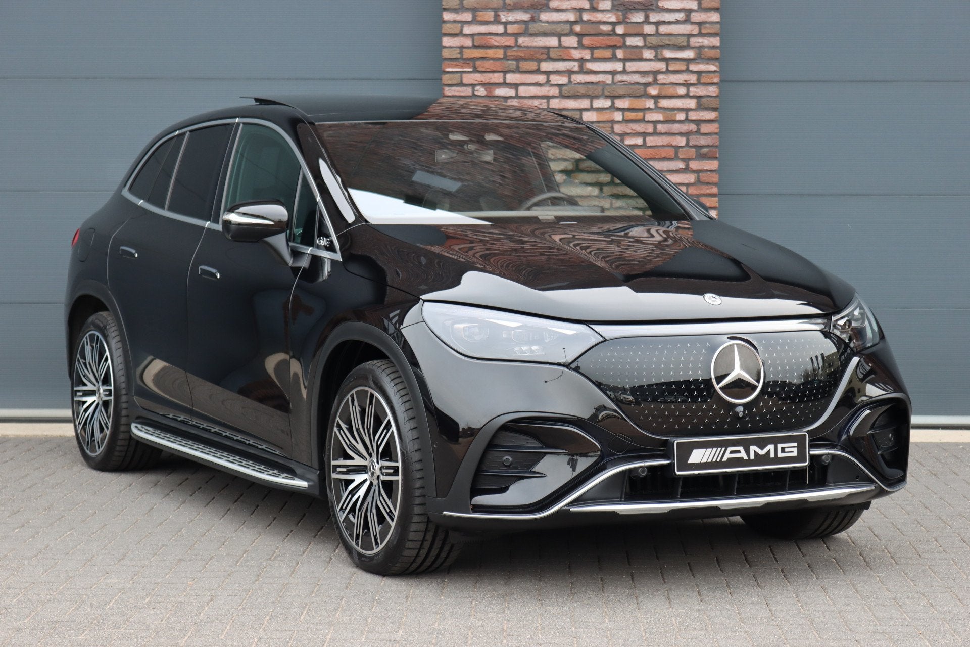Mercedes-Benz EQE SUV 350 4MATIC AMG Line 91 kWh | Distronic, Auto's, Gebruikt, Zwart, Zwart, Origineel Nederlands