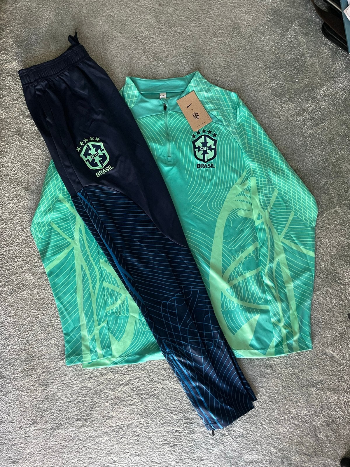 Nike Brasil Trainingspak - Maten M en L beschikbaar, Maat 48/50 (M), Nieuw, Ophalen of Verzenden, Voetbal