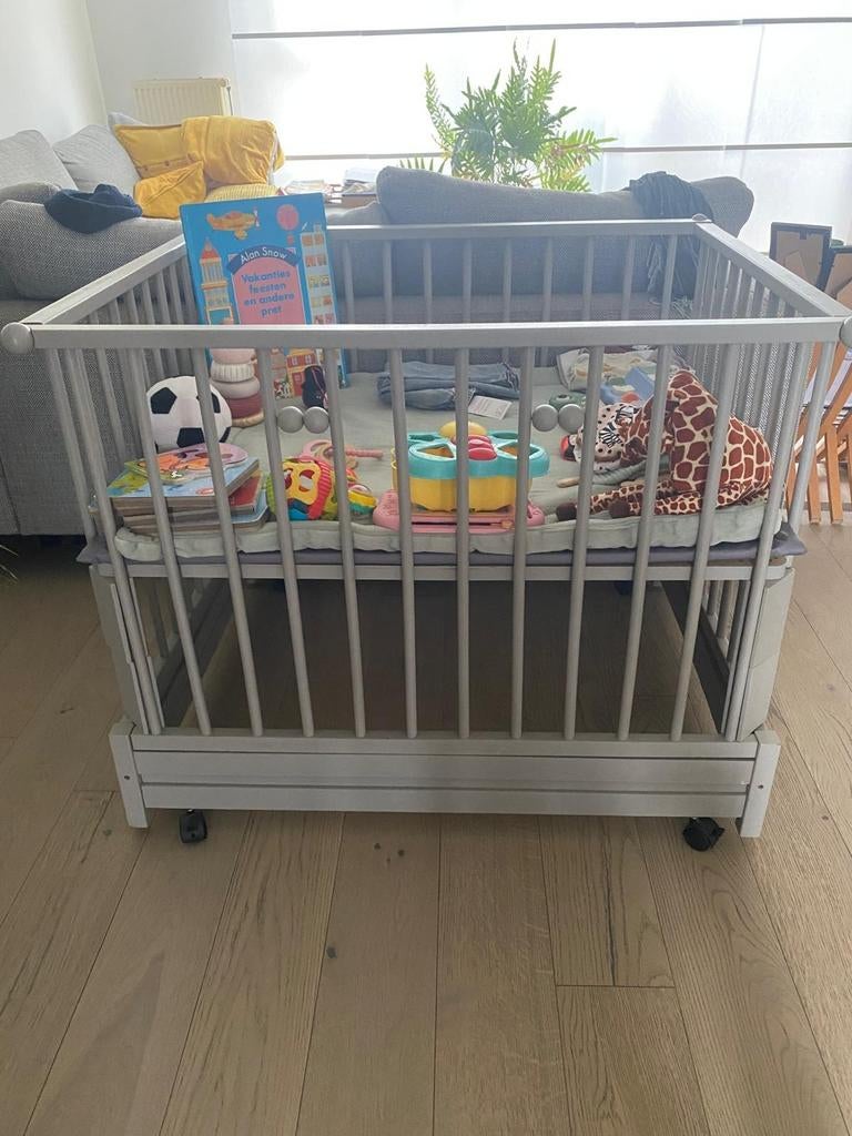 Grijze box met wieltjes en verstelbare bodem, Kinderen en Baby's, Boxen, Ophalen of Verzenden, Gebruikt, Vierkant, In hoogte verstelbaar