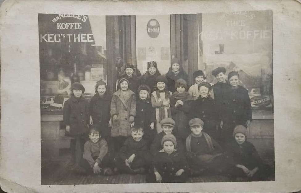 Fotokaart Kinderen voor Winkelpui (Van Nelle / Erdal)ca.1920, Ophalen of Verzenden, Ongelopen