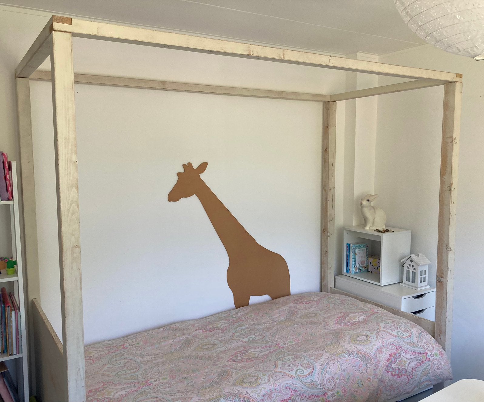 Kinderbed van hout 90 x 200 cm hemelbed + lattenbodem, Ophalen, 85 tot 100 cm, Zo goed als nieuw, Lattenbodem