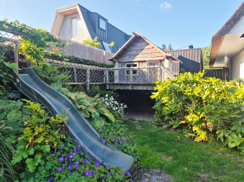 Massief houten speelhuisje, Ophalen, Gebruikt, Hout